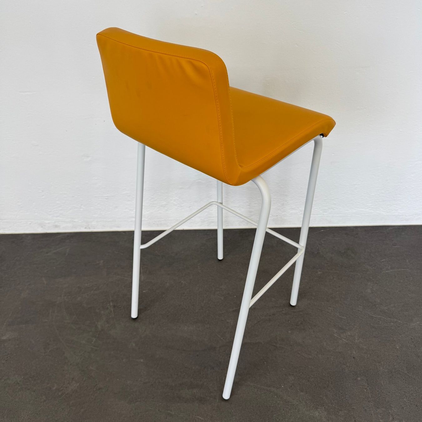 Sgabelli: Steelcase B Free Barhocker - Leder Gelb – Usato da Schönenwerd venduto da mcofficeshop 3