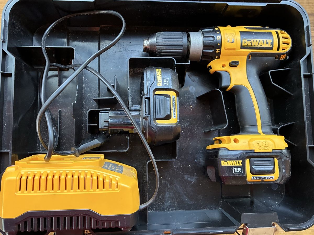 Dewalt Bohrmaschinen: DEWALT Bohrschrauber 18V mit Koffer und Bitsatz – Gebraucht aus Müllheim Dorf von top_6sdg