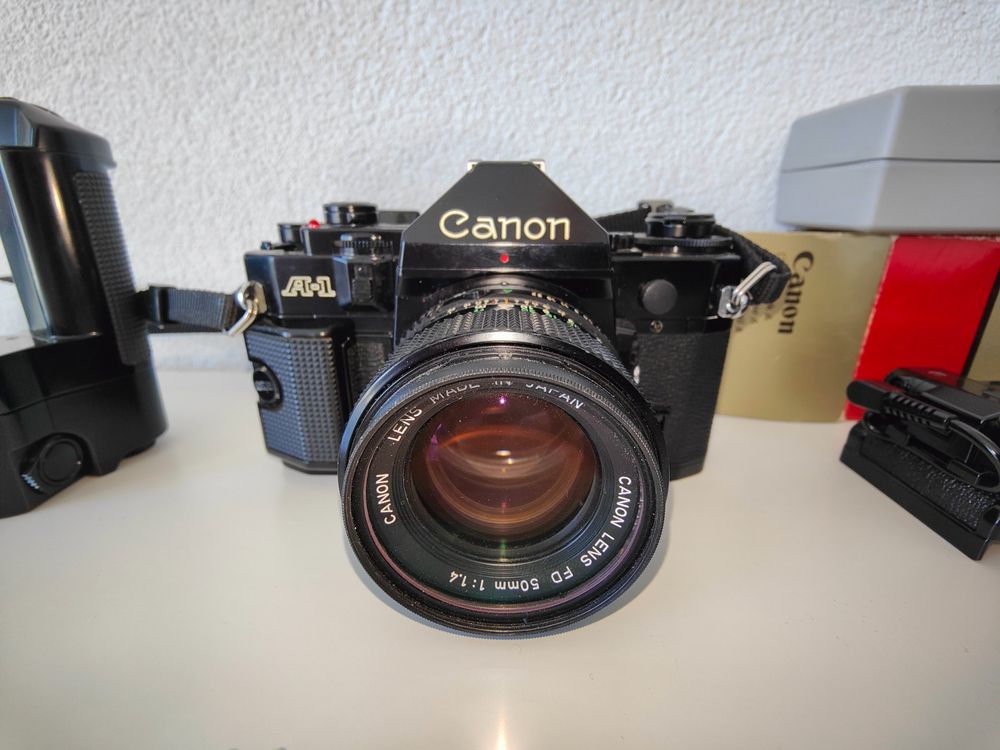 Canon A1 SpiegelreflexKamera. Diverses Zubehör Kaufen auf Ricardo
