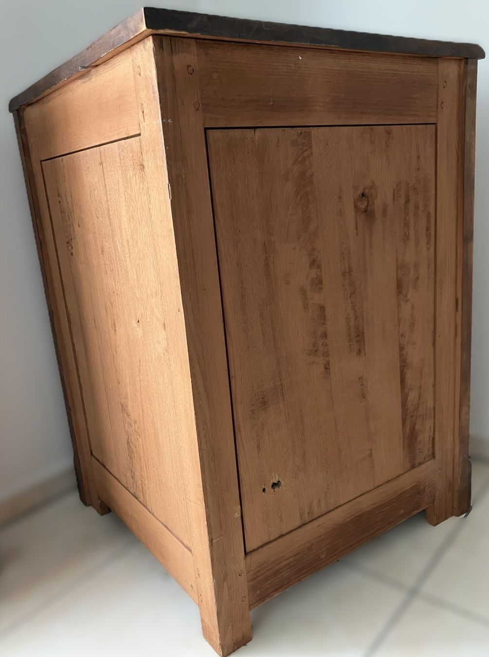 Cassettiere: Halbrunde Eckkommode / Eckschränkchen (Biedermeier-Stil) – Usato da Luzern venduto da FeU 2