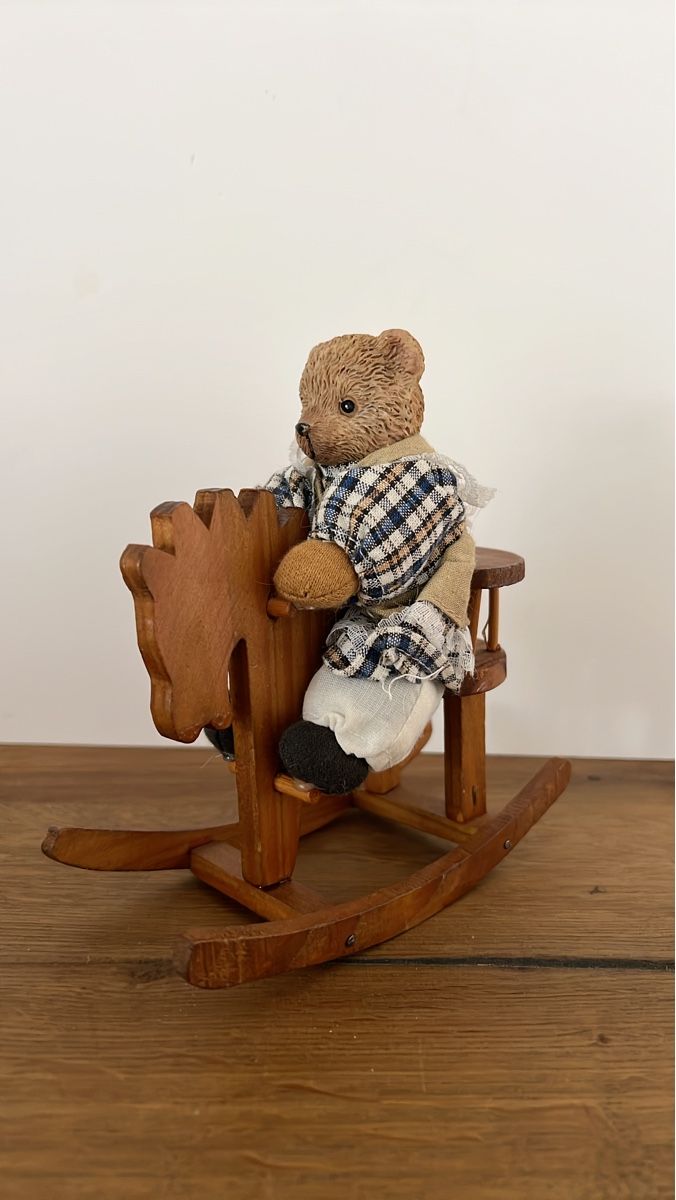Bambole: kleinerTeddybär auf Holzwippe  – Usato da Altdorf UR venduto da JanAil