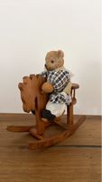 kleinerTeddybär auf Holzwippe 