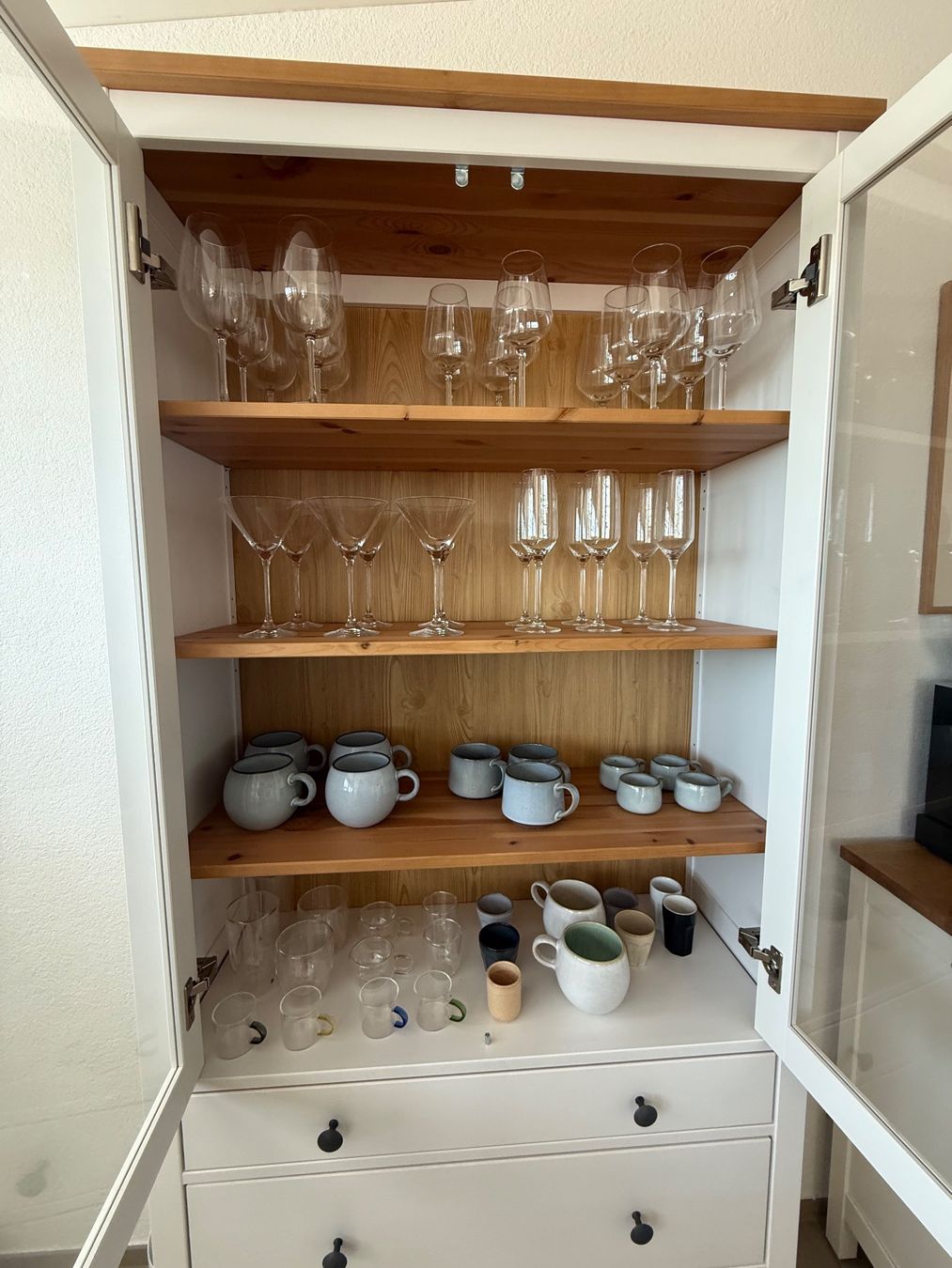 Ikea Vitrines: IKEA HEMNES Vitrine mit Glastüren & 3 Schubladen – D'occasion à Egerkingen par mjvnts 1