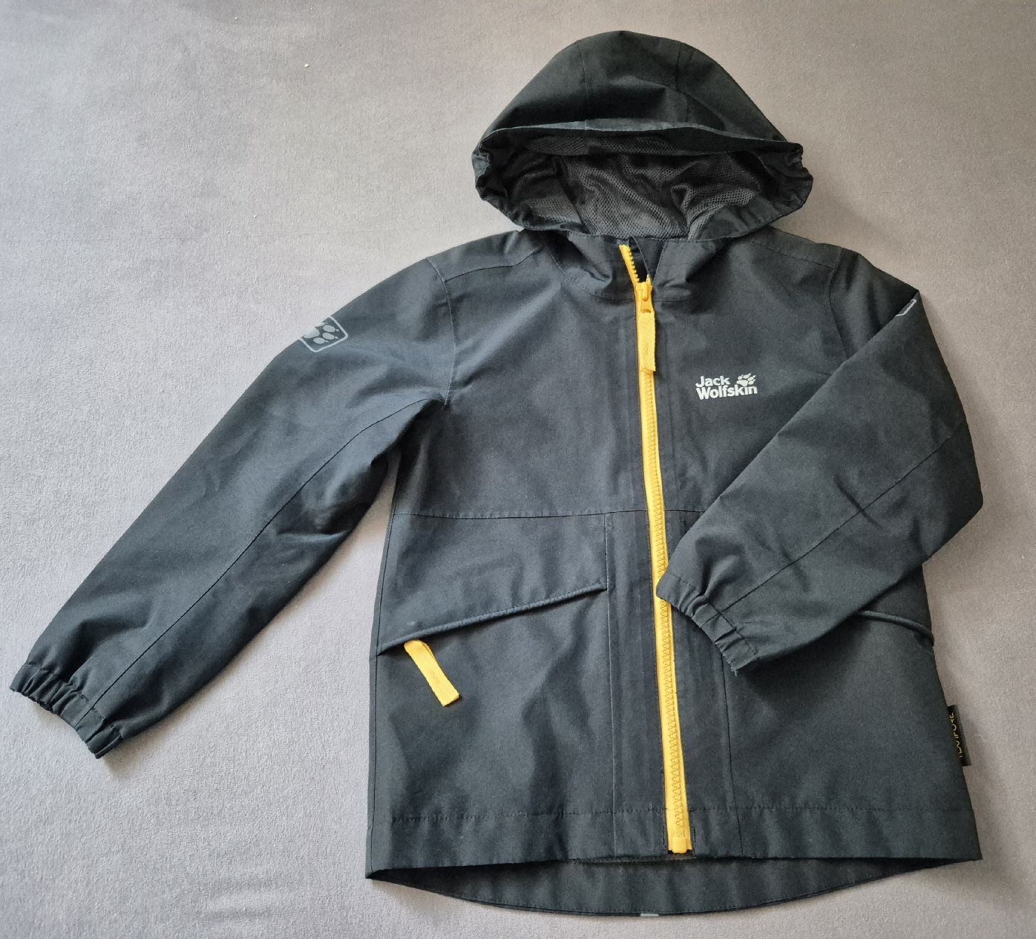 Jack Wolfskin Giacche & Cappotti: Jack Wolfskin Regenjacke Gr. 104 – Nuovo (secondo la descrizione) da Kreuzlingen venduto da sko_9v6b