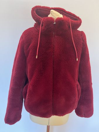 MAJE Kuscheljacke in tiefrot – luxuriös und weich