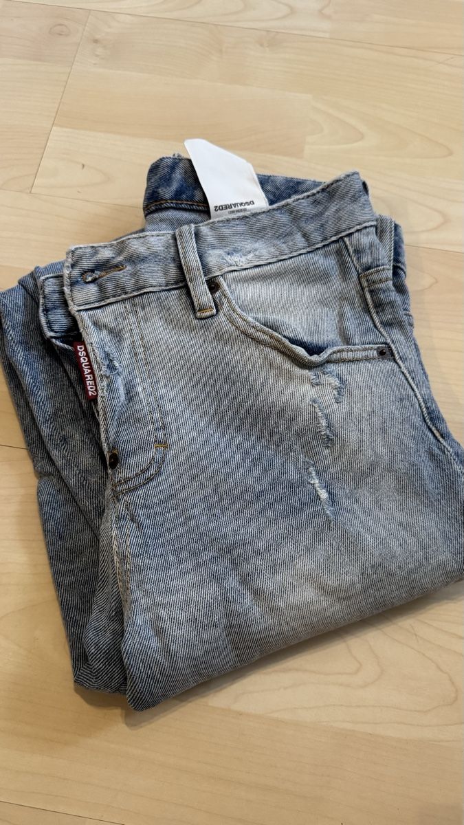 Dsquared2 Jeans: Dsquared2 Jeans, Size 34, Light Wash, Distressed Denim – Nuovo (secondo la descrizione) da Zürich venduto da ele_5wrd 4