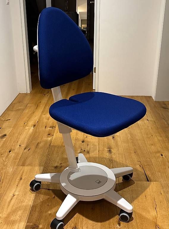 Schreibtische: Bürotisch (Kinder) + Stuhl – Gebraucht aus Wil SG von suz_5pn9 1