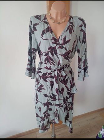 Sommerliches Wickelkleid mit Blumenmuster aus Viskose