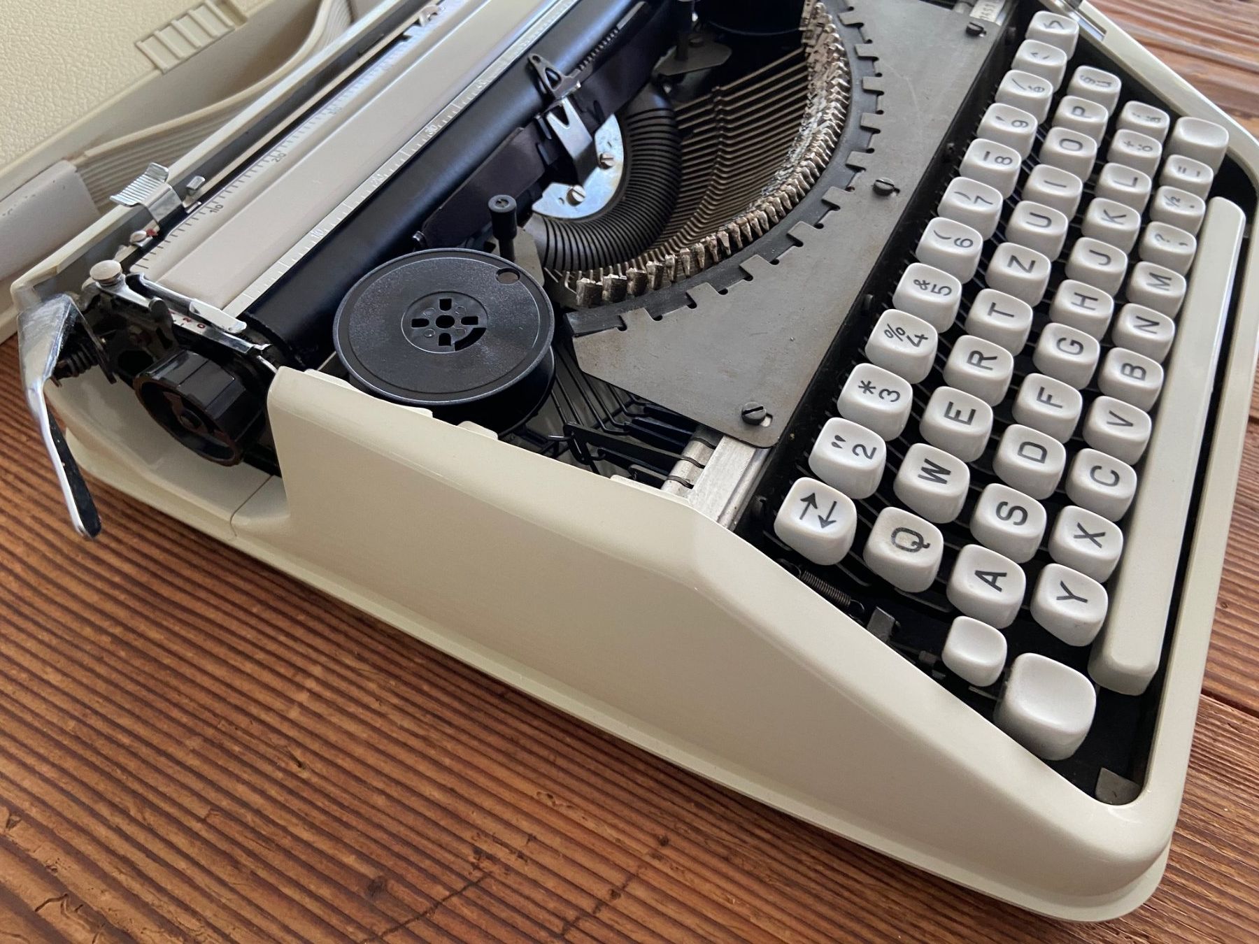 Hermès Macchine da scrivere: Hermes Baby weiss inkl. Koffer – Usato da Langnau am Albis venduto da Danig0 5