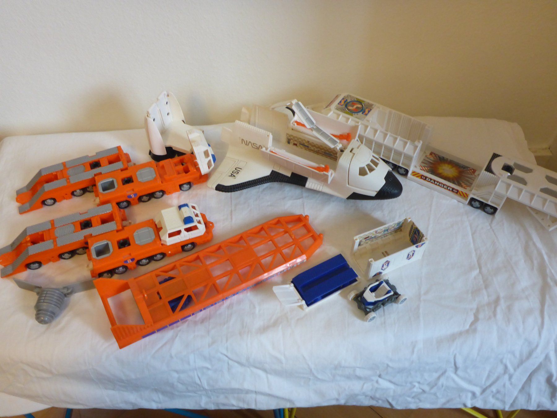 Hot Wheels Giocattoli: Hot Weehls Mega Big Shuttle Transporter 1997 – Usato da Zürich venduto da leia12