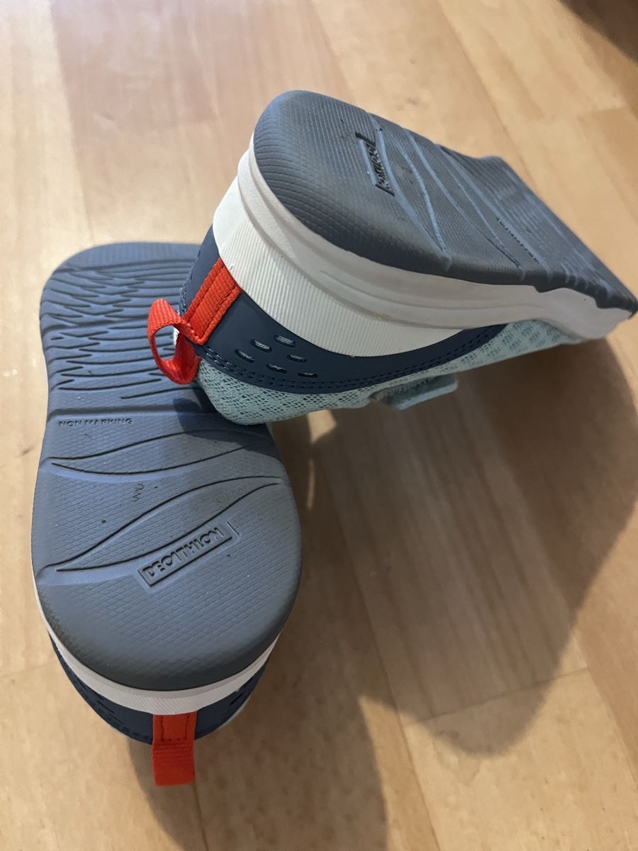 Decathlon Chaussures garçon: Turnschuhe Gr 27 – D'occasion à Zürich par Deyaso 1