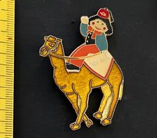 Figur auf Kamel, Poly-Pin /Emaille