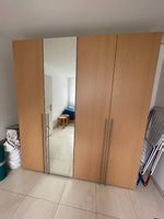 Viertüriger Schrank preiswert abzugeben