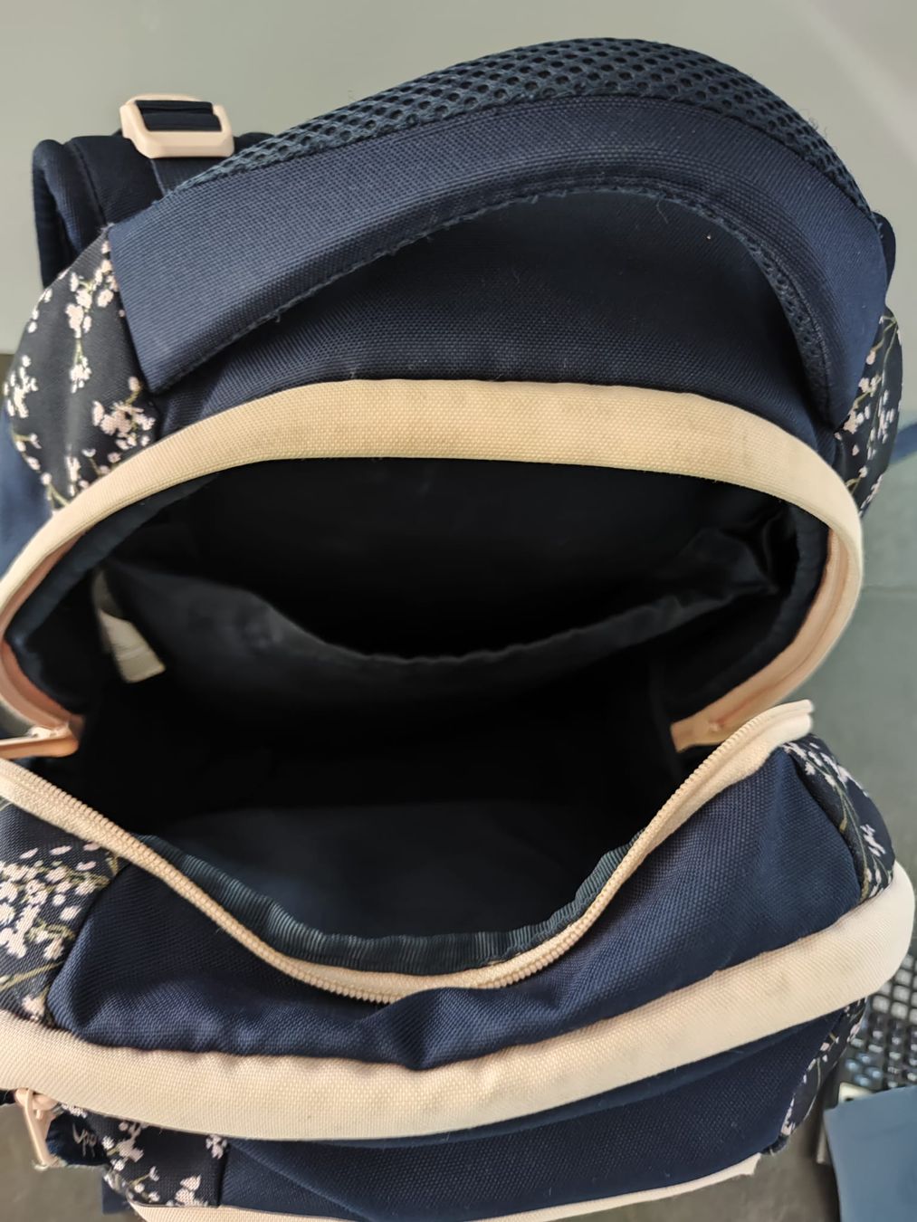 Satch Borse & Zaini: Schulrucksack Satch dunkelblau mit Blumenmuster gebraucht – Usato da Lufingen venduto da Ritter9 1
