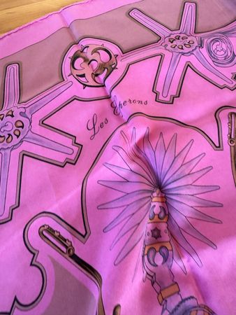 Foulard Hermès Les Eperons rose soie bon état