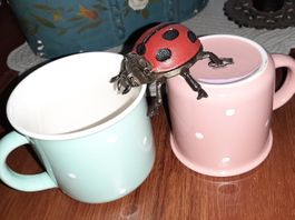 KAFFEE TASSE IM SÜSSEN PUNKTE LOOK ROSA GRÜN