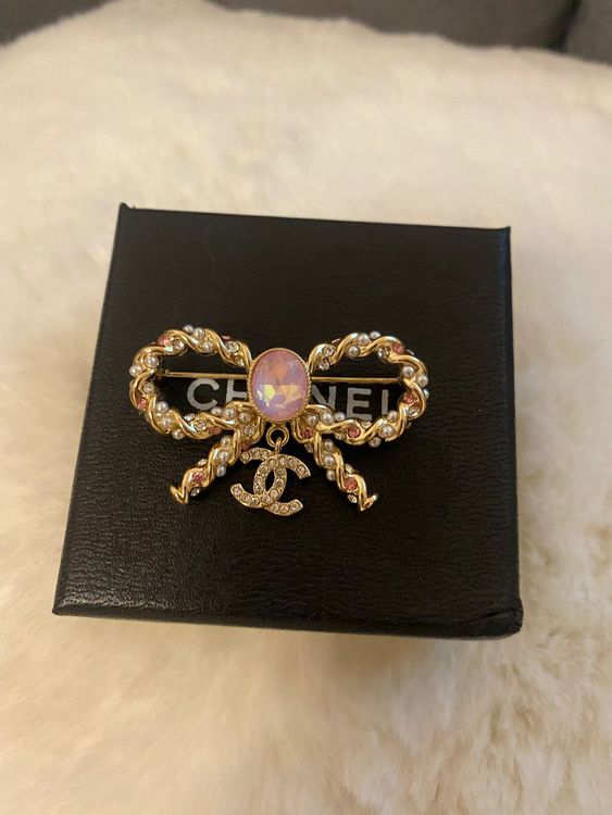 Chanel VIP Bow Brooch in Royal Pink and Gold (Gebraucht) in Hemmental ...