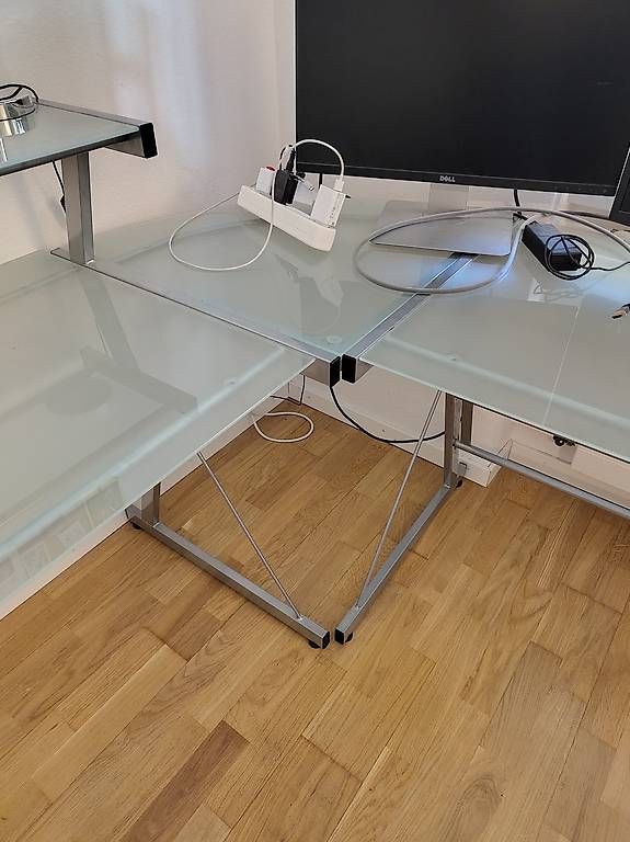 Bureaux: Eckpult mit matten Glasplatten – D'occasion à Bern par ThymianTheHerb