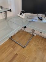 Eckpult mit matten Glasplatten