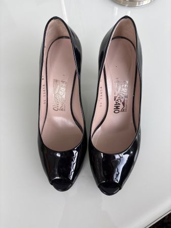 Ferragamo Lackleder peep-toe High-Heel Pumps schwarz Gr. 37