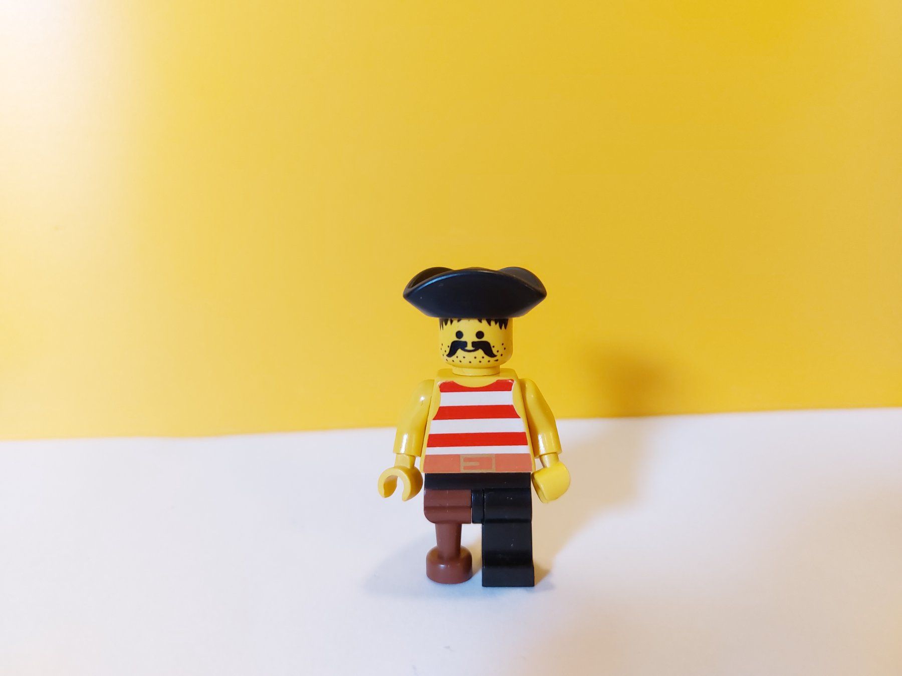 Lego Kit di costruzioni: Lego System Pirat Figur mit Holzbein pi038 – Usato da St.Gallen venduto da TinasBauundSpiel