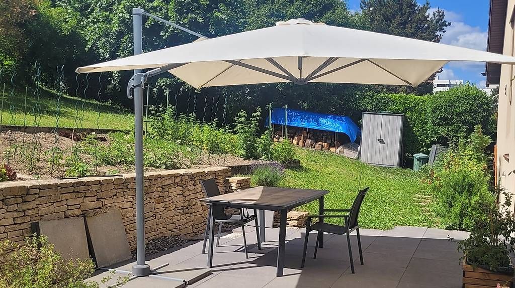 Ombrelloni: Parasol déporté 4mx3m avec housse de protection – Usato da Bevaix venduto da bleriot04 1