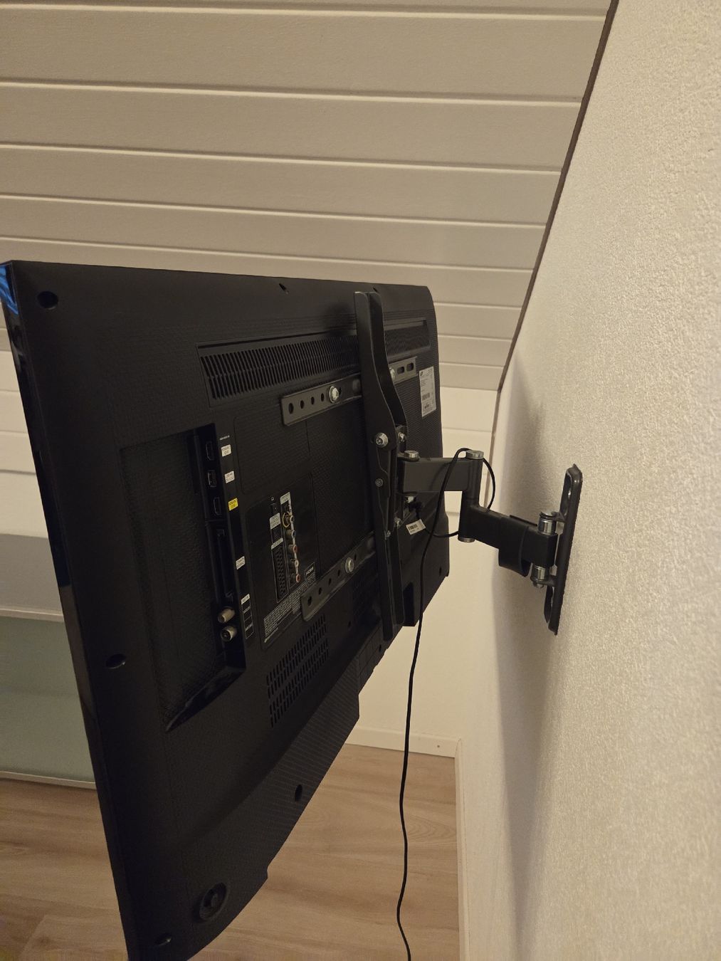 Fernseher: Fernseher mit Wandhalterung – Gebraucht aus Wangen an der Aare von THJEJA 1