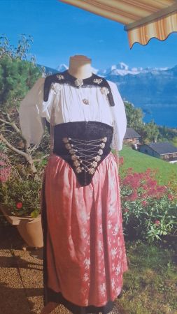Alte schwarze Berner Festtagstracht