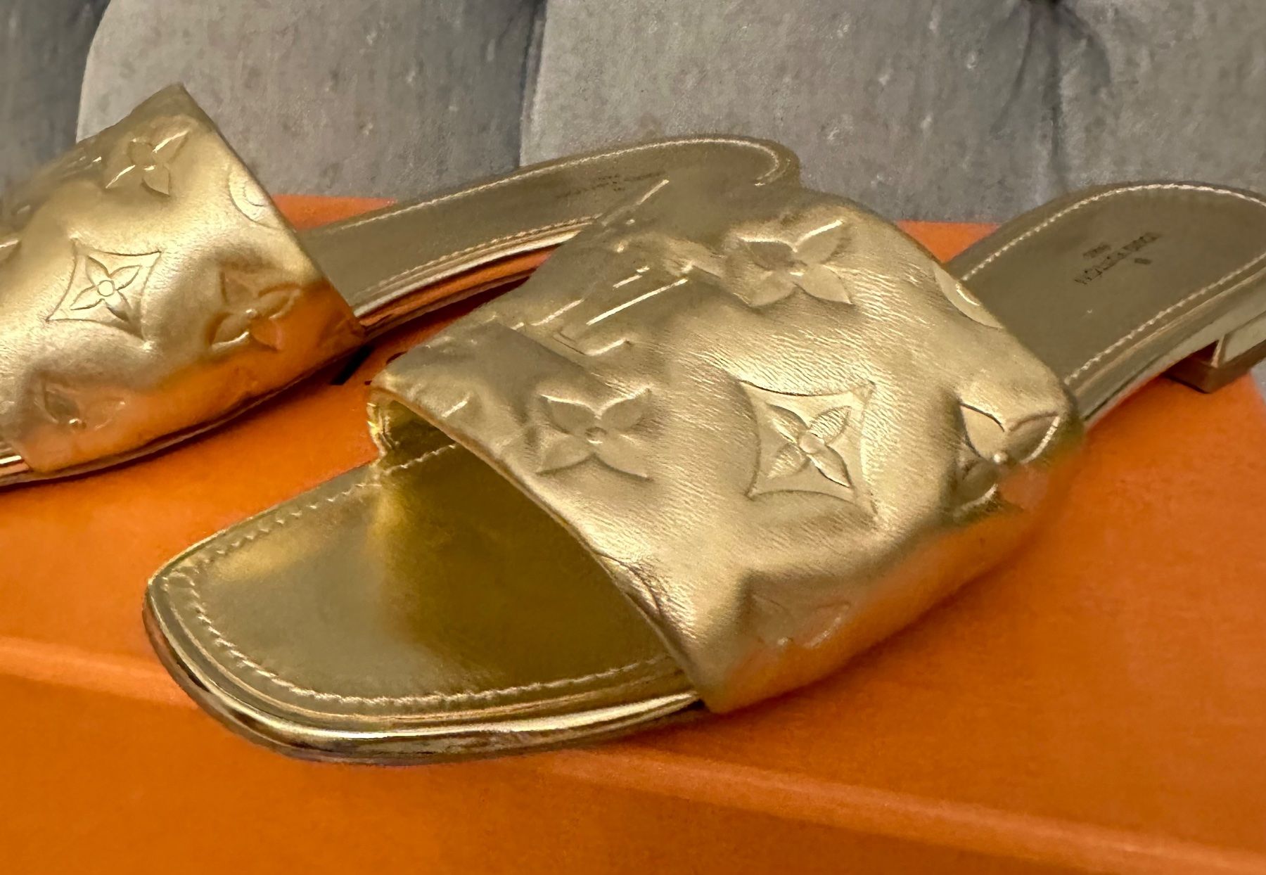 Louis Vuitton Scarpe da donna: Louis Vuitton Sandalen Gold Gr. 40 – Usato da Basel venduto da Blausara707 3