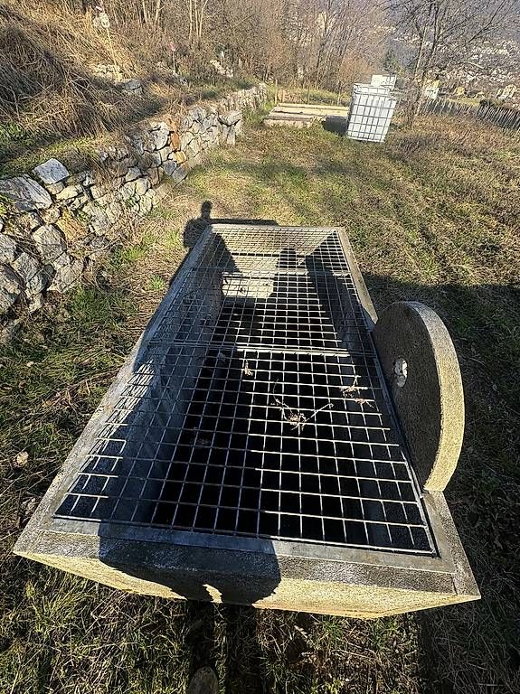 Gabbie, trasporto & Sicurezza: Vasca per raccolta acqua in granito – Usato da Mendrisio venduto da tho_nf5j 1