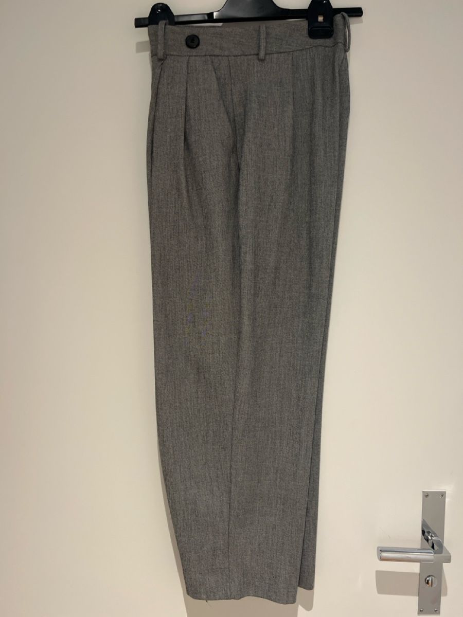 Pantaloni: Hose Gr S grau mit Bundfalte – Usato da schaan venduto da Ak9jg8 1