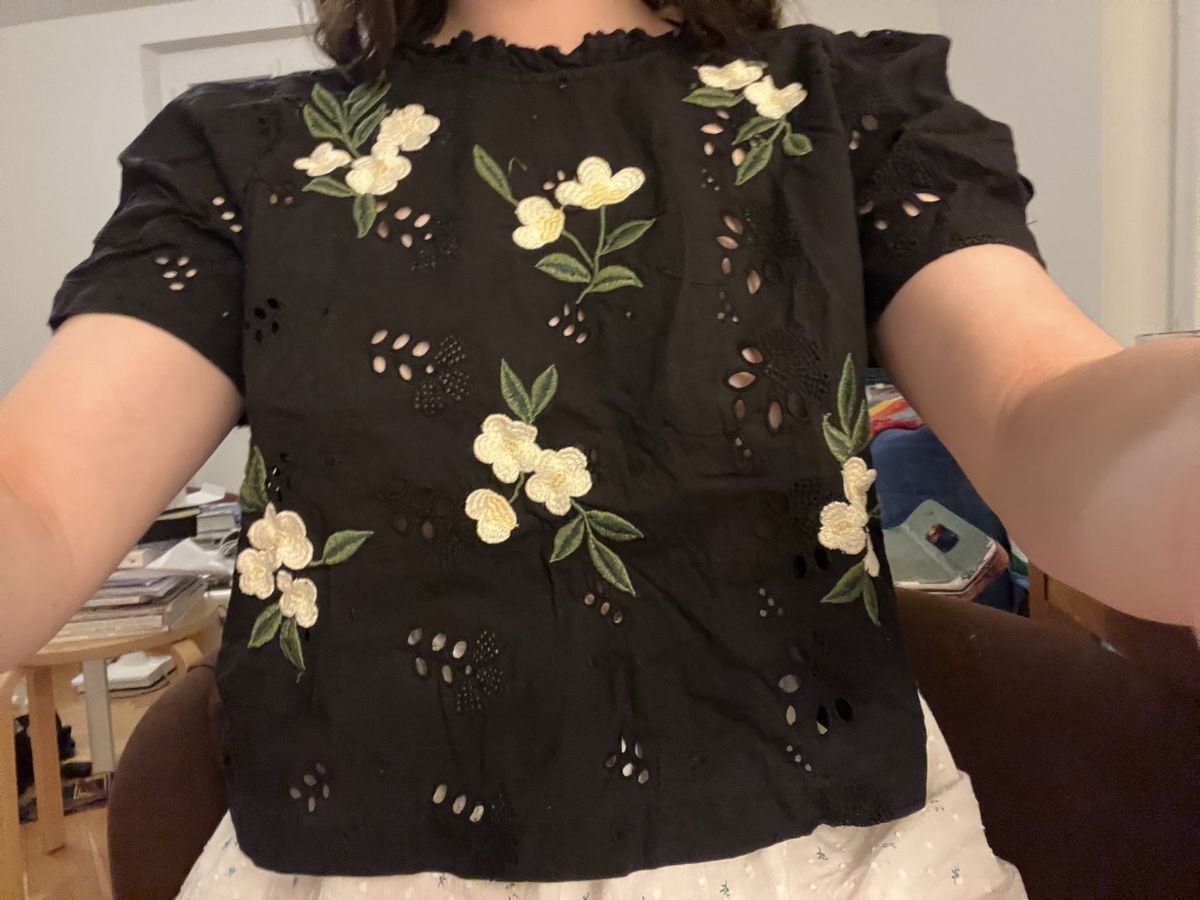 Zara Tops: Haut noir brodé Zara – D'occasion à Zürich par Noemie1994