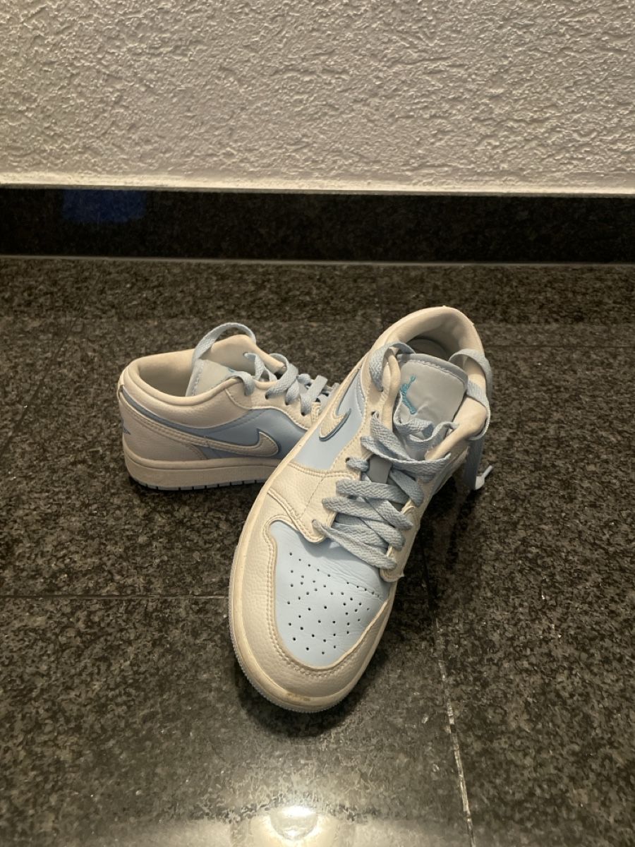 Nike Scarpe da donna: Nike Air Jordan 1 Low, hellblau/weiss – Usato da Steinach venduto da ariana.xe
