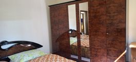Kleiderschrank mit Spiegeln,Doppelbett und zwei Nachttische