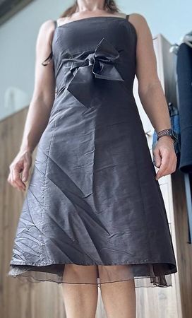 Schönes, elegantes, ärmelloses Kleid - perfekt für den So...