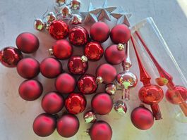 WEIHNACHTSKUGELSET IN ROT & SILBERFARBE