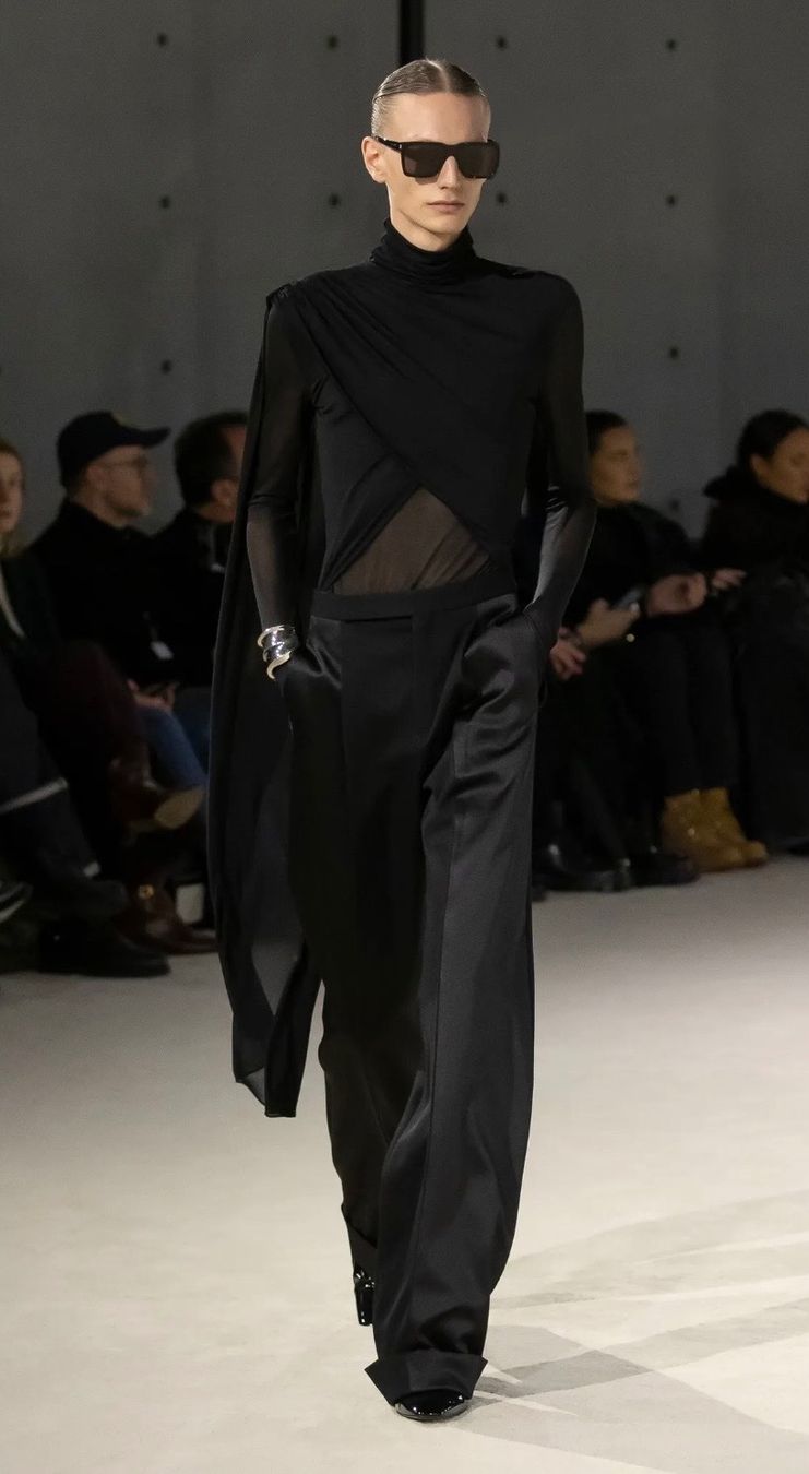 Saint Laurent T-shirt: Saint Laurent, Top avec traîne – Nuovo (secondo la descrizione) da Genève venduto da dachaw