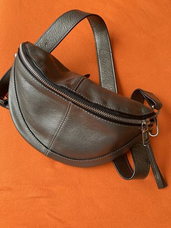 Silberne Bauchtasche der Marke sOliver