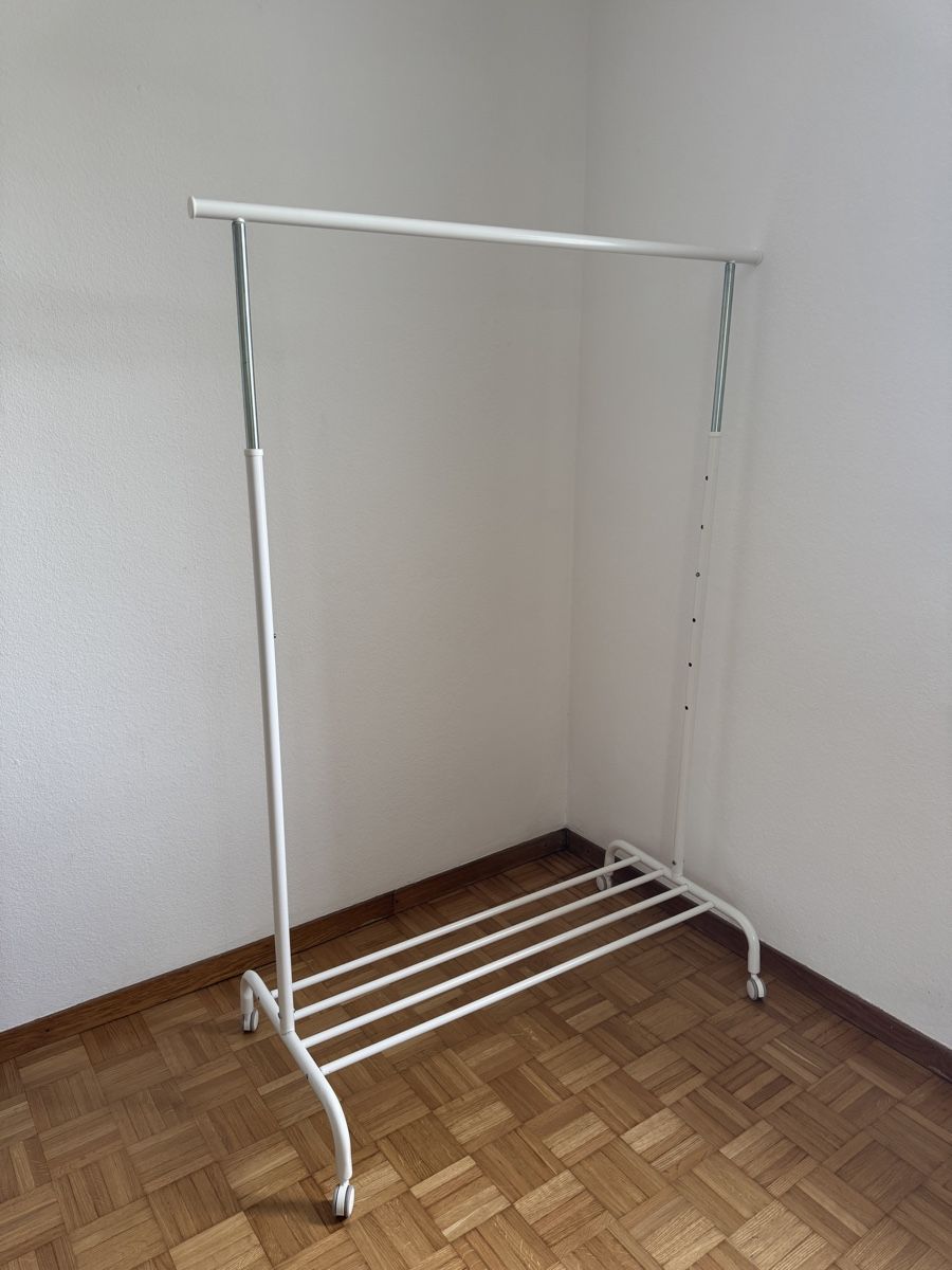 Garderobe: Kleiderständer weiss mit Rollen und Ablagefläche gut – Gebraucht aus Zürich von rahel_9801 1