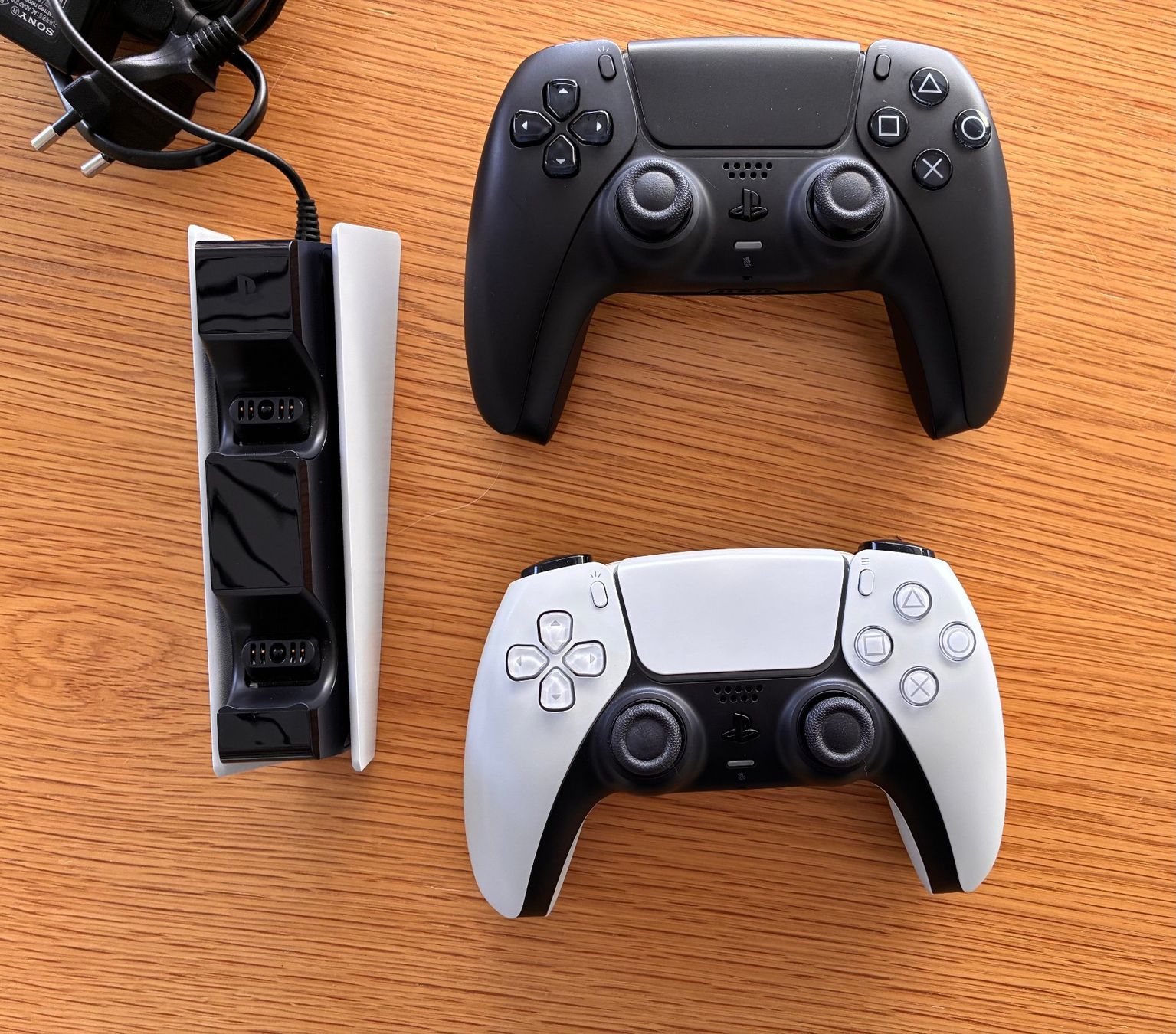 Sony Console: Sony PlayStation 5 Disc Edition mit 2x DualSense Controller – Usato da Cham venduto da MaxBra 4