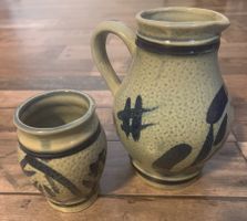 Kleiner Weinkrug mit Becher