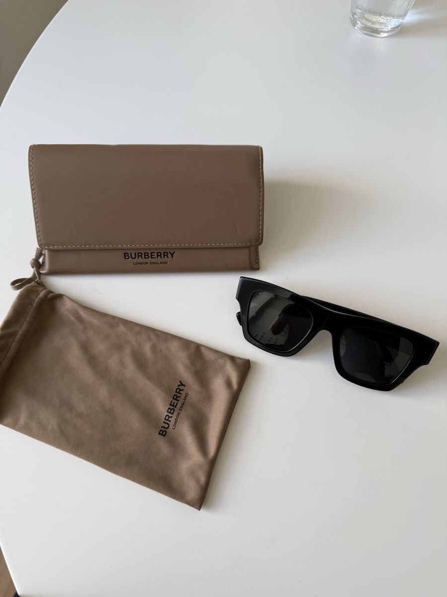 Burberry Occhiali & Lenti: Burberry black sunglasses - NEW – Nuovo e nell'imballaggio originale da Zürich venduto da sunnykickz 1
