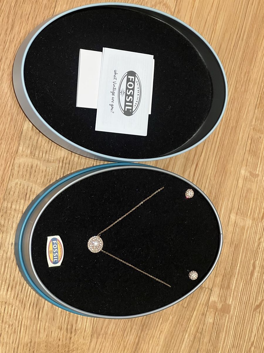 Catenine: Fossil Schmuck Set Kette & Ohrstecker – Nuovo (secondo la descrizione) da Bremgarten AG venduto da Lorenzo96096
