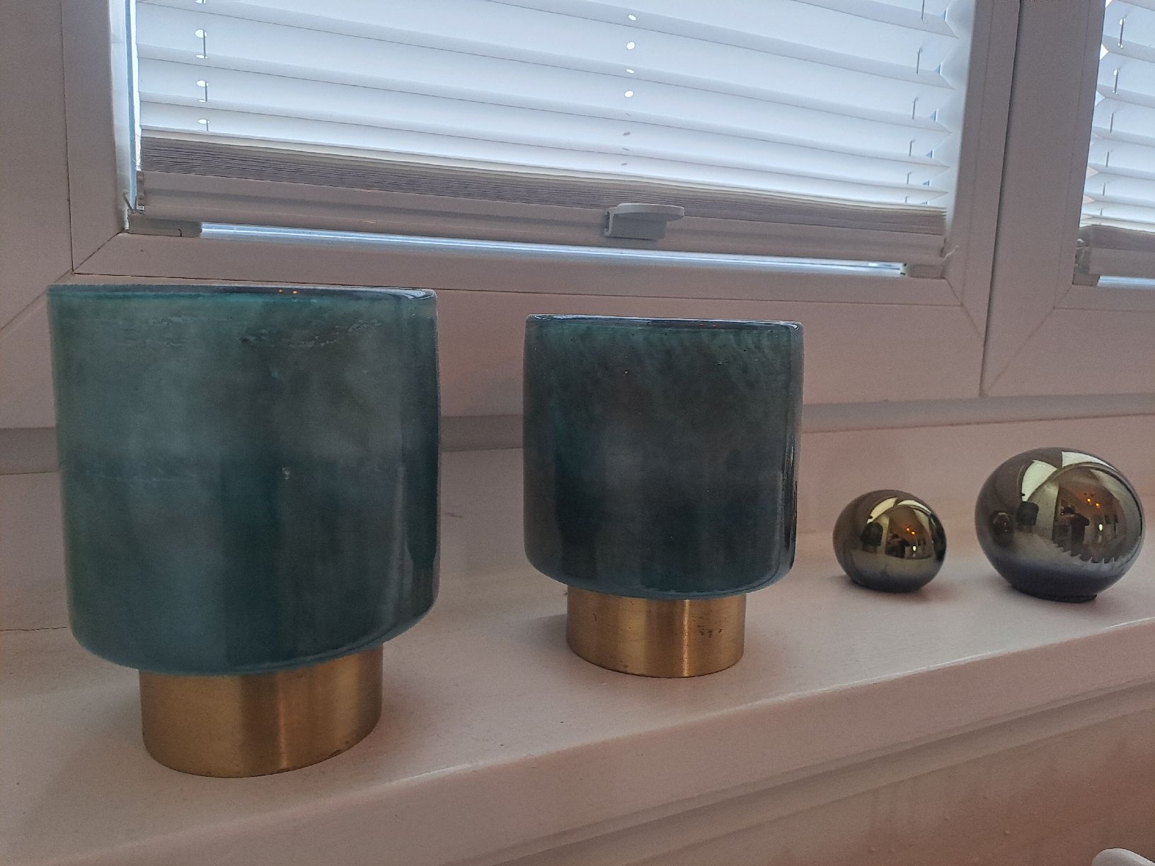 Pfister Tutte le decorazioni: 4er Set Windlichter/Vasen Glas blau-grau mit Goldfuss – Usato da Winterthur venduto da Genni 2