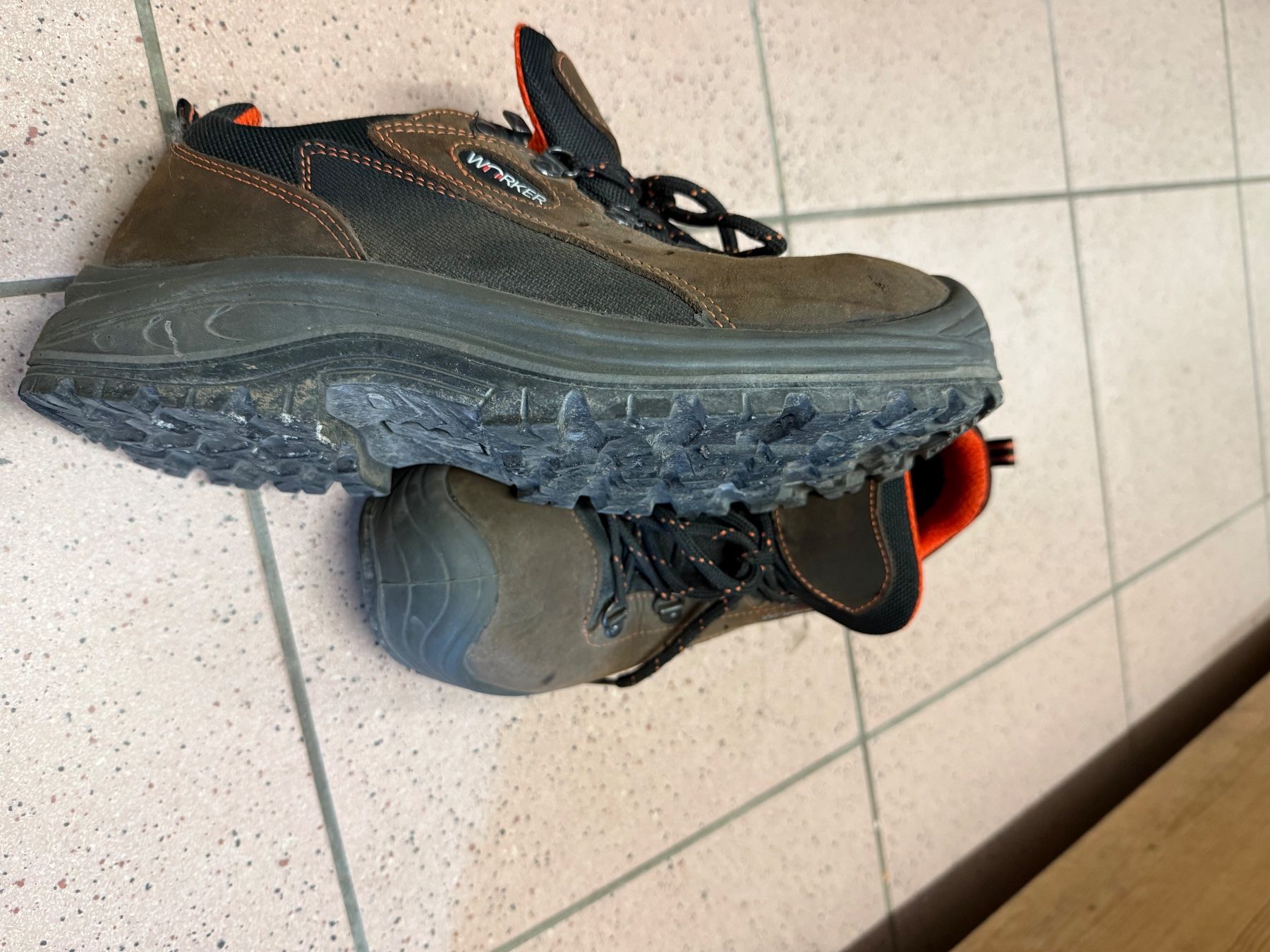 Scarpe da uomo: Sicherheitsschuhe Gr.42 – Usato da Bernhardzell venduto da Ferkel1 2