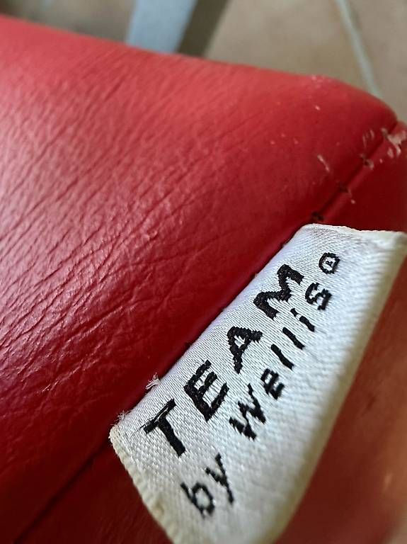 Hocker: Sitzmöbel quadratisch, rotes Leder – Gebraucht aus Biel/Bienne von vese30 1