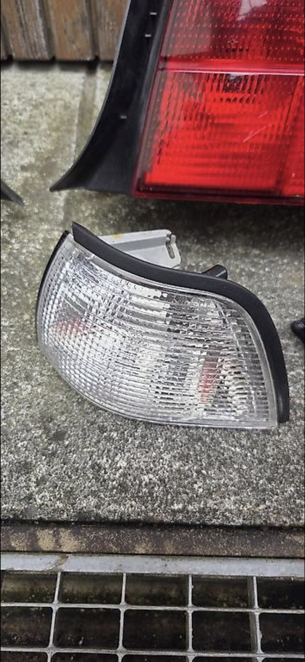 BMW Tutti pezzi di ricambio auto: BMW E36 Rückleuchten Set & Blinker – Usato da St. Gallen venduto da justmeeee 2