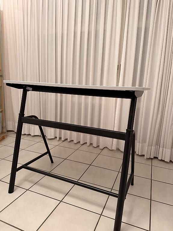 Tabourets: Table de bureau & tabouret  – D'occasion à Bern par saf_bdy5 2