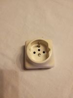 Prise électrique vintage en céramique blanche suisse (483)