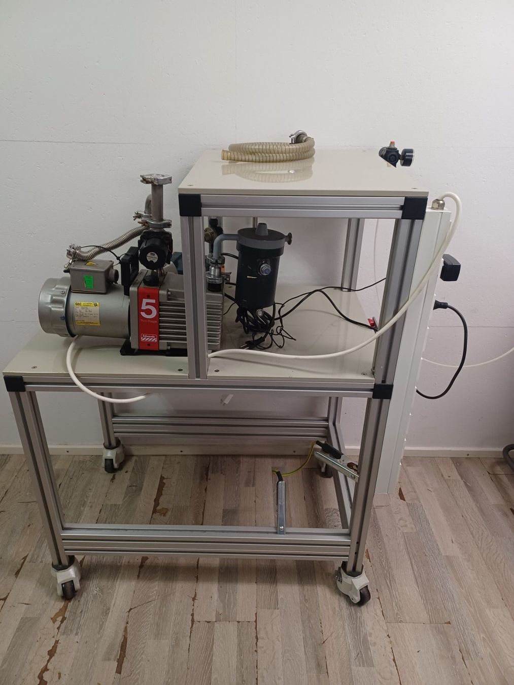 Accessori da laboratorio: Gebrauchte Labor-Servicestation mit Edwards Hochvakuumpumpe – Usato da Niederdorf venduto da LeptonAG_Labor